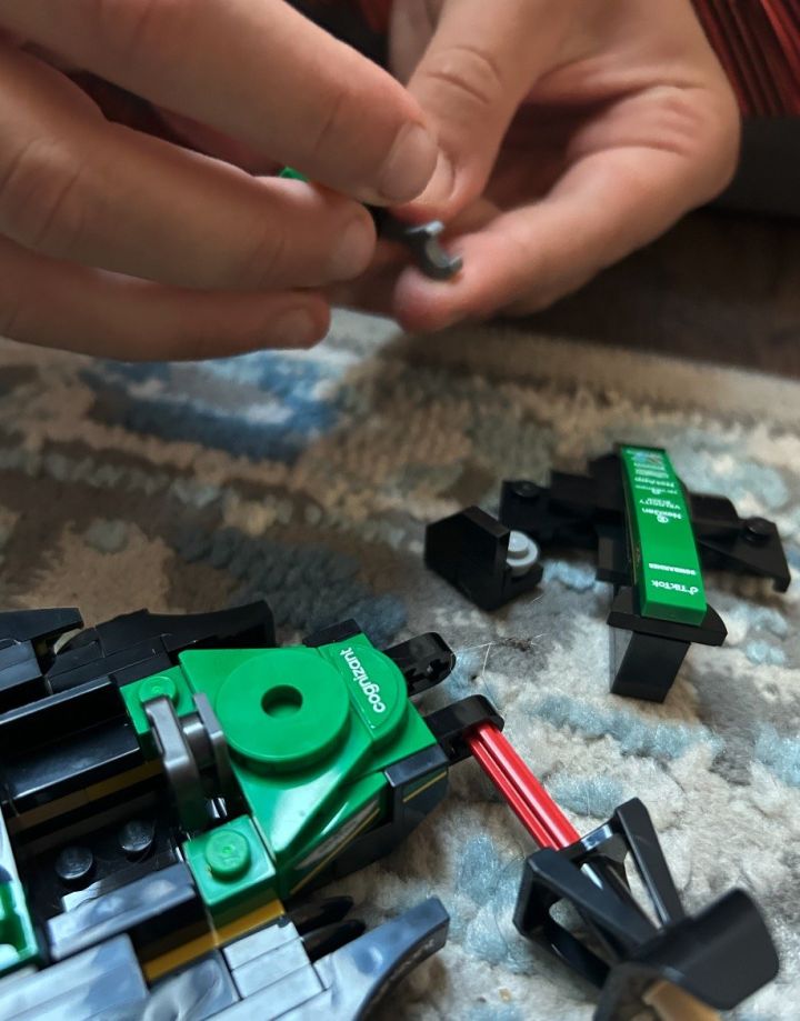 Otto builds Lego's while he thinks